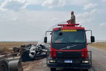 Bombeiros de Mato Grosso combatem incêndio em caminhão carregado de plumas de algodão