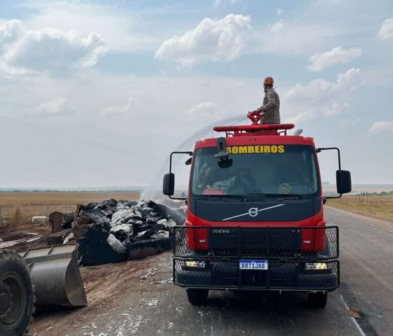 Bombeiros de Mato Grosso combatem incêndio em caminhão carregado de plumas de algodão