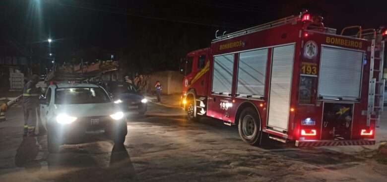 Bombeiros de Mato Grosso isolam área após queda de fio energizado em via pública