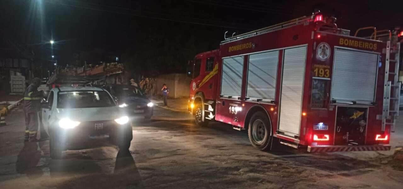 Bombeiros de Mato Grosso isolam área após queda de fio energizado em via pública