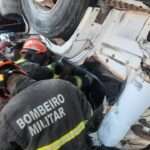 Bombeiros retiram corpos de vítimas que ficaram presas às ferragens em acidente na BR-158 em Mato Grosso