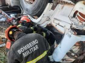 Bombeiros retiram corpos de vítimas que ficaram presas às ferragens em acidente na BR-158 em Mato Grosso