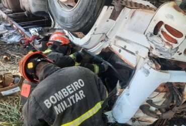 Bombeiros retiram corpos de vítimas que ficaram presas às ferragens em acidente na BR-158 em Mato Grosso