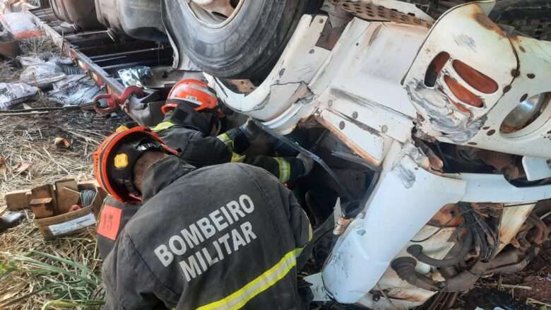 Bombeiros retiram corpos de vítimas que ficaram presas às ferragens em acidente na BR-158 em Mato Grosso