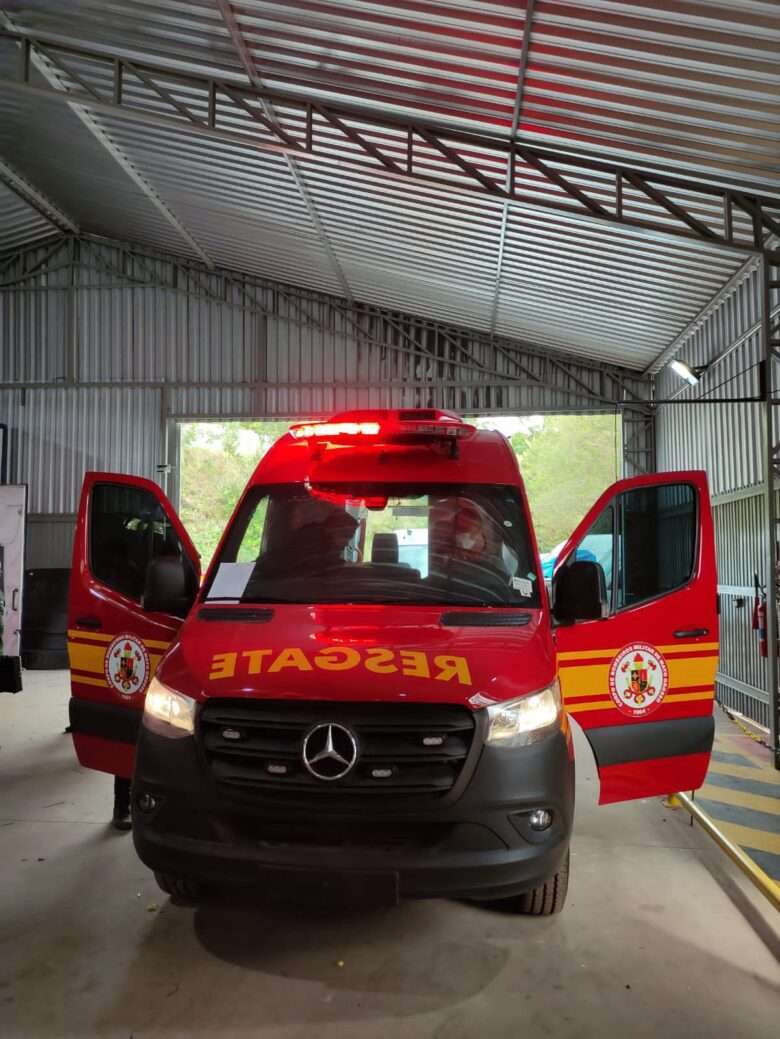 Bombeiros socorrem vítimas de acidente de trânsito envolvendo duas motos em rodovia de Mato Grosso