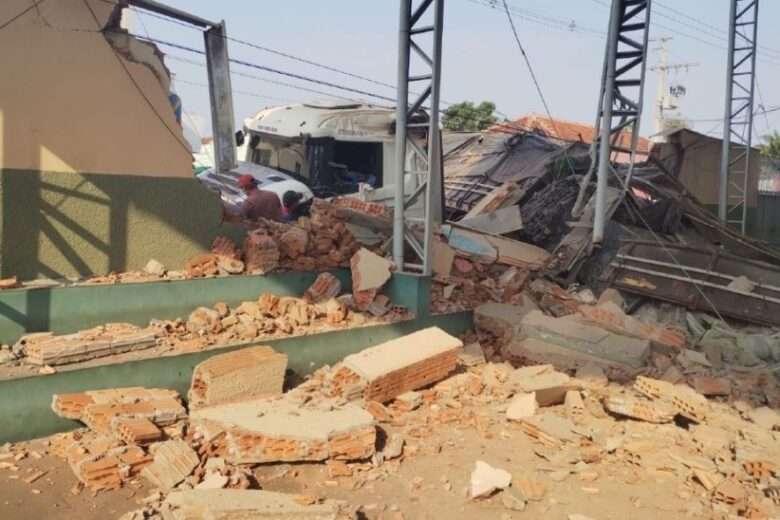 Carreta desgovernada destrói muro de escola em Mato Grosso