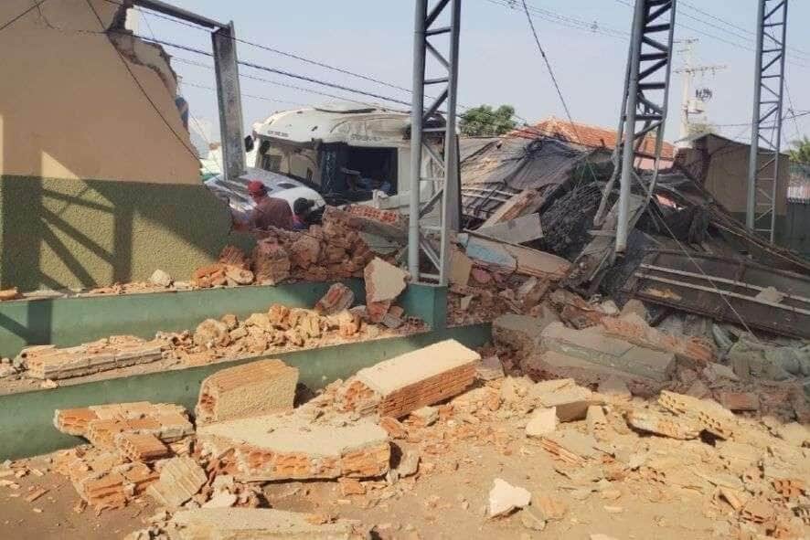 Carreta desgovernada destrói muro de escola em Mato Grosso