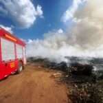 Corpo de Bombeiros combate incêndio de grandes proporções em aterro sanitário em Sorriso