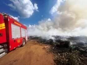 Corpo de Bombeiros combate incêndio de grandes proporções em aterro sanitário em Sorriso