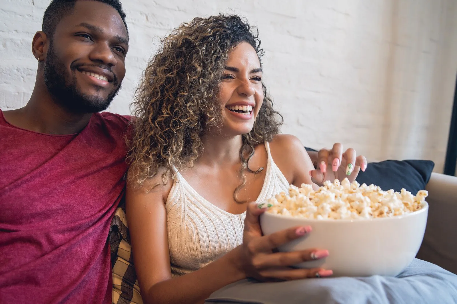 Jovem casal assistindo filmes ou séries juntos em casa. - Fotos do Canva1