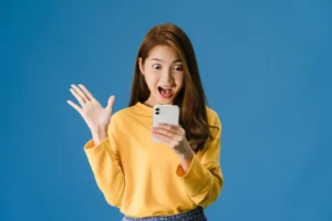 Jovem surpresa usando telefone celular