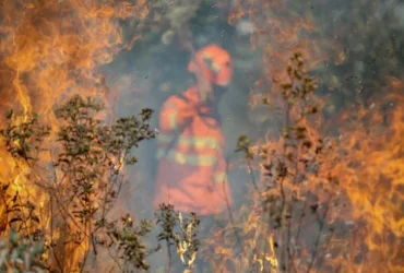 Bombeiros de Mato Grosso extinguem dois incêndios florestais e combatem outros 11 nesta quinta-feira (24)