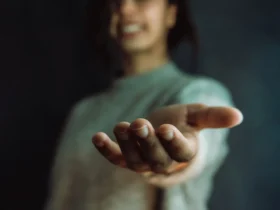 Mulher dando as mãos para a câmera, ajuda e conceito de auto-ajuda, saúde mental - Fotos do Canva1