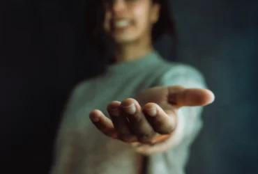 Mulher dando as mãos para a câmera, ajuda e conceito de auto-ajuda, saúde mental - Fotos do Canva1