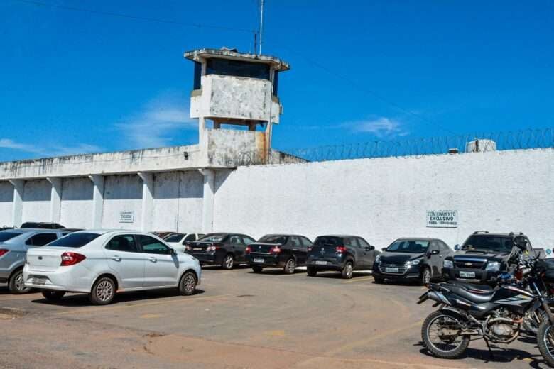 Policia Penal apreende 25 celulares escondidos em garrafa termica em Mato Grosso