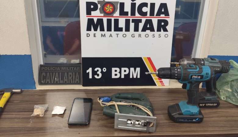 Suspeitos foram encontrados escondidos embaixo de árvore com cocaína e equipamentos de possível origem ilícita; um dos detidos confessou fazer parte de facção criminosa.