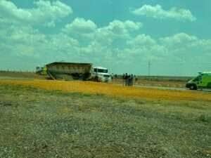 Tombamento de carreta causa derramamento de carga na BR-163 entre Sorriso e Vera