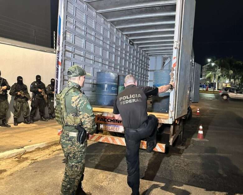 PF e BOPE apreendem 483 kg de cocaína escondidos em caminhão baú na BR-364