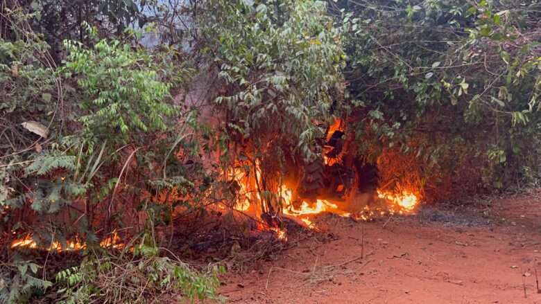 Incêndio Florestal Destrói Trator em Fazenda Próxima à MT-160