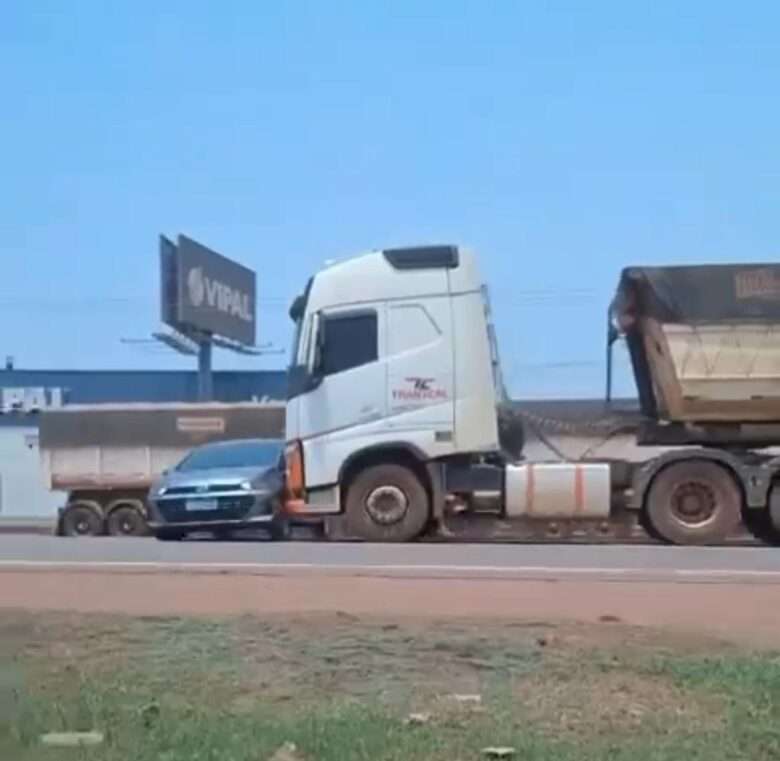 Vídeo viraliza nas redes após carreta arrastar carro de passeio na BR-364 em Rondonópolis