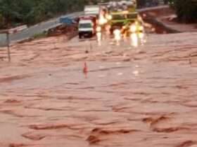 Alagamento interdita trecho da BR-163 em Nova Mutum e causa transtornos para motoristas