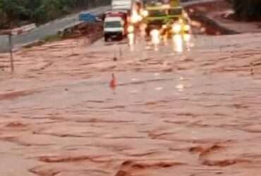 Alagamento interdita trecho da BR-163 em Nova Mutum e causa transtornos para motoristas