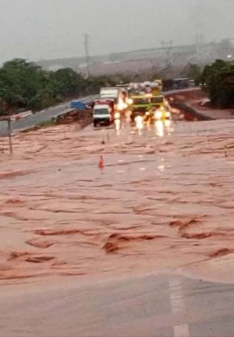 Alagamento interdita trecho da BR-163 em Nova Mutum e causa transtornos para motoristas