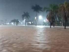 Forte chuva alaga vários pontos de Lucas do Rio Verde e arrasta veículos