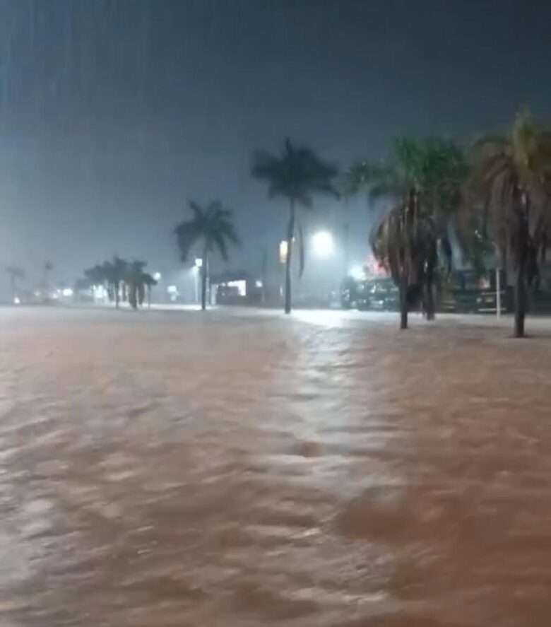 Forte chuva alaga vários pontos de Lucas do Rio Verde e arrasta veículos