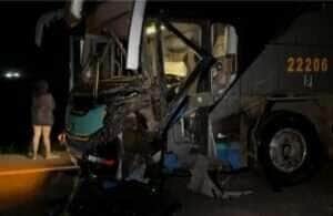 Acidente entre ônibus e picape deixa um morto na BR-163, em Lucas do Rio Verde