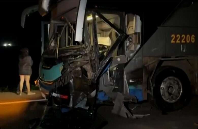 Acidente entre ônibus e picape deixa um morto na BR-163, em Lucas do Rio Verde