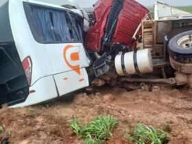 Grave acidente entre micro-ônibus e carreta deixa dois feridos na MT-140, em Santa Rita do Trivelato