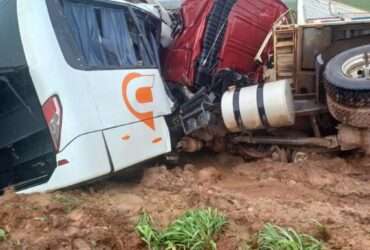 Grave acidente entre micro-ônibus e carreta deixa dois feridos na MT-140, em Santa Rita do Trivelato