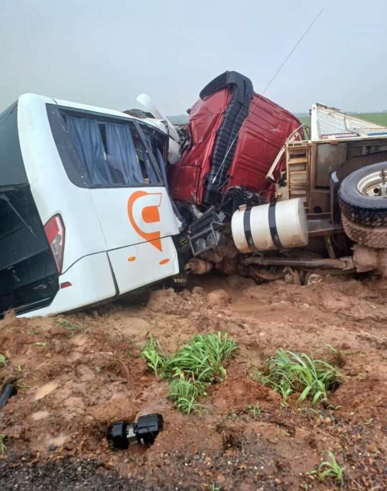 Grave acidente entre micro-ônibus e carreta deixa dois feridos na MT-140, em Santa Rita do Trivelato