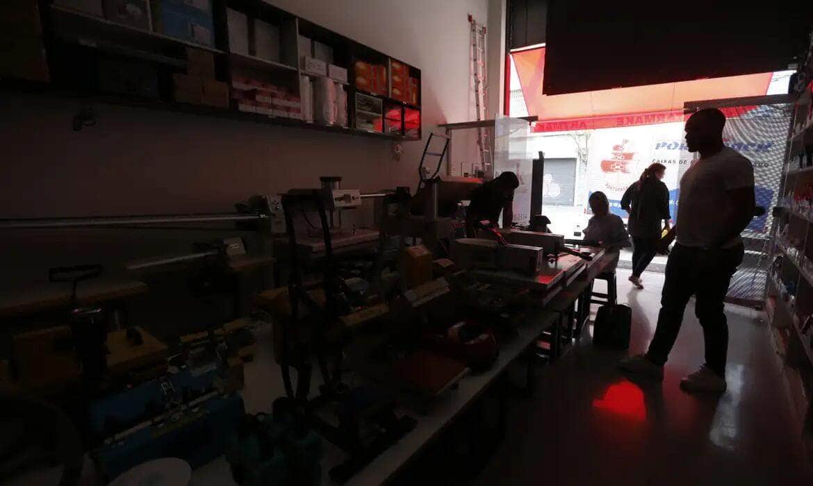 São Paulo (SP), 14/10/2024  -Ruas do bairro Bom Retiro com fabricas elojas semenergia elétrica desde sexta-feira devido as chuvas.Foto: Paulo Pinto/Agência Brasil