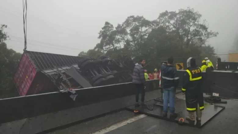 Tragédia na BR-376: Carreta desgovernada causa acidente fatal envolvendo jovens atletas de Remo