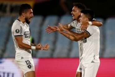 Soccer Football - Copa Libertadores - Semi Final - Second Leg - Penarol v Botafogo - Estadio Centenario, Montevideo, Uruguay - October 30, 2024 Botafogo's Thiago Almada celebrates scoring their first goal with teammates REUTERS/Mariana Greif