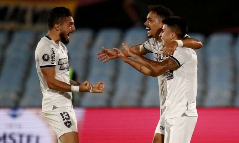 Soccer Football - Copa Libertadores - Semi Final - Second Leg - Penarol v Botafogo - Estadio Centenario, Montevideo, Uruguay - October 30, 2024 Botafogo's Thiago Almada celebrates scoring their first goal with teammates REUTERS/Mariana Greif