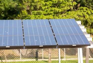 Placas de energia solar instaladas para gerar eletricidade