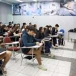 Brasília (DF), 24/10/2024 - Professor do colégio Galois, Samuel Rbeiro Costa, em sala de aula com alunos na preparação nos últimos dias antes da prova do Enem 2024.  Foto: José Cruz/Agência Brasil