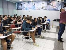 Brasília (DF), 24/10/2024 - Professor do colégio Galois, Samuel Rbeiro Costa, em sala de aula com alunos na preparação nos últimos dias antes da prova do Enem 2024.  Foto: José Cruz/Agência Brasil