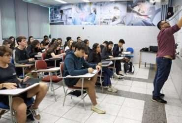 Brasília (DF), 24/10/2024 - Professor do colégio Galois, Samuel Rbeiro Costa, em sala de aula com alunos na preparação nos últimos dias antes da prova do Enem 2024.  Foto: José Cruz/Agência Brasil