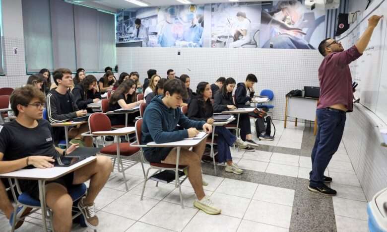 Brasília (DF), 24/10/2024 - Professor do colégio Galois, Samuel Rbeiro Costa, em sala de aula com alunos na preparação nos últimos dias antes da prova do Enem 2024.  Foto: José Cruz/Agência Brasil