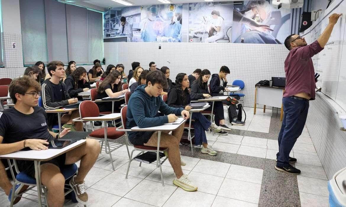 Brasília (DF), 24/10/2024 - Professor do colégio Galois, Samuel Rbeiro Costa, em sala de aula com alunos na preparação nos últimos dias antes da prova do Enem 2024. Foto: José Cruz/Agência Brasil