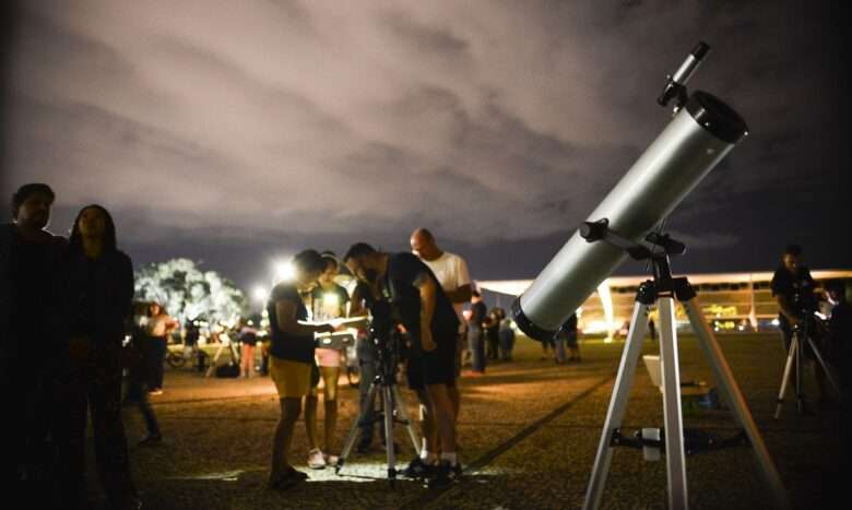 O Clube de Astronomia de Brasília (CAsB), em parceria com o Ministério da Ciência, Tecnologia e Inovações (MCTI) e o Planetário de Brasília, realiza a 58ª edição do