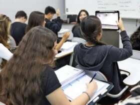 Brasília (DF), 24/10/2024 - Alunos do colégio Galois em sala de aula na preparação dos últimos dias antes da prova do Enem 2024.  Foto: José Cruz/Agência Brasil