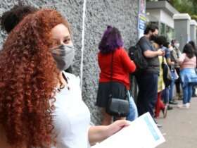 São Paulo - A estudantes Evoni de Souza Costa espera a abertura dos portões no primeiro dia de provas do Exame Nacional do Ensino Médio - Enem, na Universidade Presbiteriana Mackenzie.