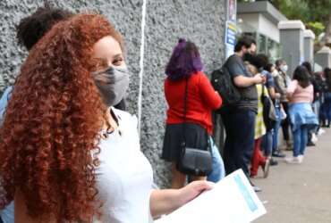 São Paulo - A estudantes Evoni de Souza Costa espera a abertura dos portões no primeiro dia de provas do Exame Nacional do Ensino Médio - Enem, na Universidade Presbiteriana Mackenzie.