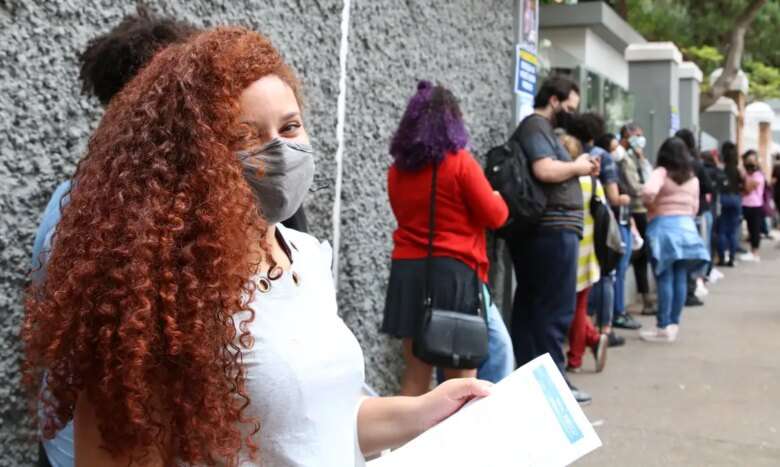 São Paulo - A estudantes Evoni de Souza Costa espera a abertura dos portões no primeiro dia de provas do Exame Nacional do Ensino Médio - Enem, na Universidade Presbiteriana Mackenzie.