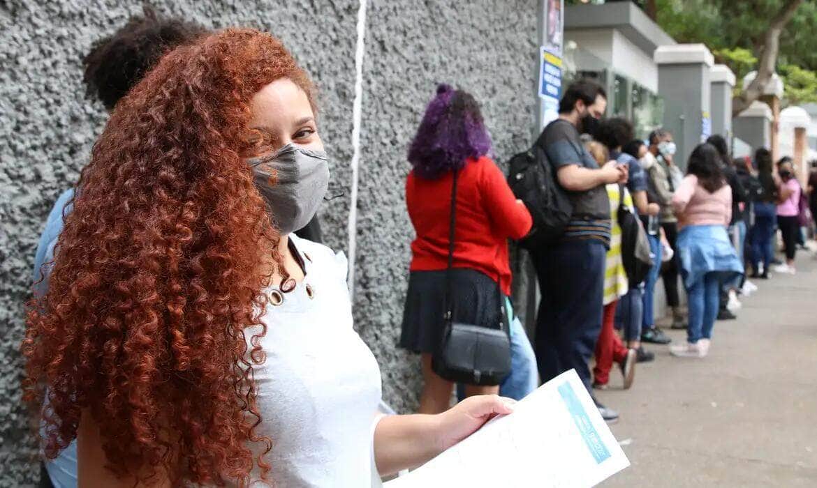 São Paulo - A estudantes Evoni de Souza Costa espera a abertura dos portões no primeiro dia de provas do Exame Nacional do Ensino Médio - Enem, na Universidade Presbiteriana Mackenzie.